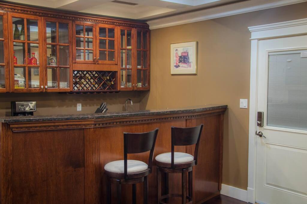 Rocky Ridge Executive Suite Victoria Bagian luar foto